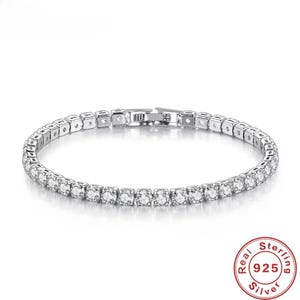 Puede incluir: Una pulsera de tenis de tono plateado con una hilera continua de piedras redondas, transparentes y facetadas en un marco metálico. La pulsera incluye un cierre de caja seguro con el texto Real Sterling 925 grabado en el cierre.