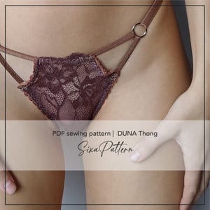 Könnte beinhalten: Ein brauner Spitzen-Tanga mit einem fünfeckigen Vorderteil mit Blumenmuster, dünnen elastischen Trägern und einem silberfarbenen Metallring. Das Bild enthält den Text: PDF sewing pattern | DUNA Thong, Sixa Pattern.