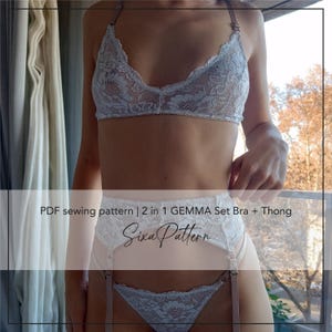 Könnte beinhalten: Ein hellblaues Spitzen-Bralette-Set mit passendem Tanga und Strumpfhalter mit Blumenmuster. Der Text auf dem Bild lautet: PDF sewing pattern | 2 in 1 GEMMA Set Bra + Thong SixaPattern. Das Lingerie-Set verfügt über verstellbare Träger.