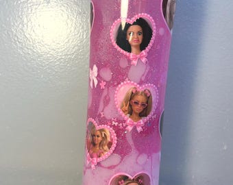 20 oz (ca. 590 ml) drinkbeker geïnspireerd op een huilende Barbiepop | Roze strik, Coquette sneeuwbolbeker | Grappige meme-drinkbeker | Waterfles met glitter