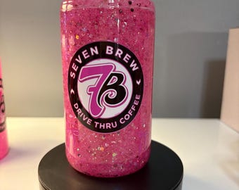 Bicchiere termico 7Brew da 473 ml (16 oz) con glitter rosa, cannuccia e manico.