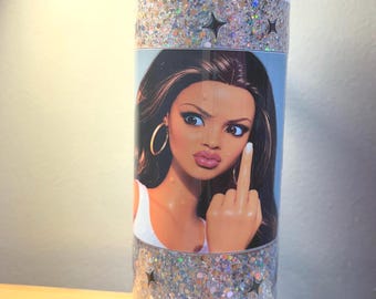 Brutale Barbiepop-geïnspireerde sneeuwbolbeker | Grappige beker met middelvinger | Onbeleefde glitterbeker | Beker met handvat (590 ml) | Slechte houding GIF
