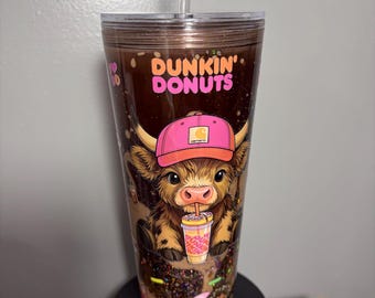 Bicchiere termico Dunkin' Highland Cow da 710 ml con cannuccia e decorazione glitterata effetto lava, ideale per gli amanti del caffè freddo, perfetto come tazza da viaggio o regalo per gli appassionati di caffè.