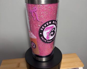 Bicchiere termico da viaggio in acciaio inox da 20 oz ispirato a 7Brew, ideale per bevande calde e fredde, con simpatici glitter rosa.