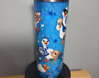 Bicchiere termico con palla di neve a forma di oca blu ispirato a Dutch Bro / Bicchiere termico con oca sciocca / Tazza con oca e occhiali da sole / Bicchiere termico con lava glitterata