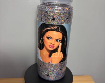 Bicchiere con palla di neve ispirata alla bambola Barbie impertinente / Tazza con bambola dal dito medio divertente / Tazza glitterata con bambola maleducata / Bicchiere con manico da 590 ml / Regalo con atteggiamento sfrontato