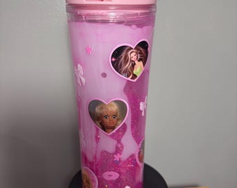 Bicchiere termico da 20 oz ispirato alla bambola Barbie che piange in modo sgradevole / Tazza con palla di neve e fiocco rosa / Bicchiere termico con bambola meme divertente / Borraccia glitterata