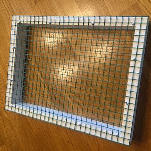 Wire mesh insert for litter trays