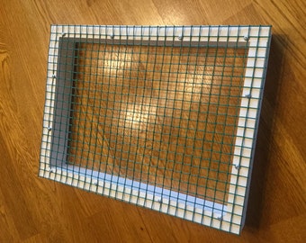 Wire mesh insert for litter trays