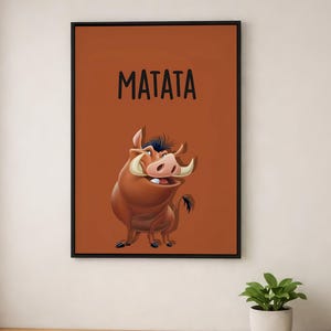 Könnte beinhalten: Ein gerahmter Wandkunstdruck mit einem Cartoon-Warzenschwein auf einem einfarbigen terrakottafarbenen Hintergrund. Über dem Warzenschwein steht das Wort MATATA in schwarzen, serifenlosen Großbuchstaben. Das Warzenschwein hat braunes Fell und Stoßzähne.