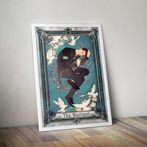 Könnte beinhalten: Ein gerahmter rechteckiger Kunstdruck mit einer stilisierten Illustration einer Person im dunklen Anzug mit einer türkisfarbenen LED an der Schläfe, umgeben von weißen Tauben und Pfauenfedern vor türkisfarbenem Hintergrund, mit dem Text The Deviant.