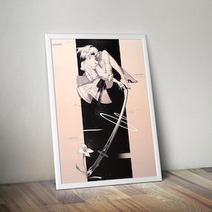 Könnte beinhalten: Ein gerahmter digitaler Kunstdruck mit einer stilisierten Figur mit kurzem weißem Haar und Augenbinde, die ein weißes Kleid mit schwarzen Akzenten trägt. Die Figur hält ein langes Katana-Schwert, das nach unten auf eine weiße Blume gerichtet ist.