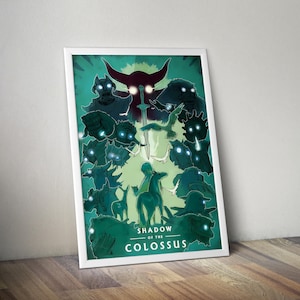 Może przedstawiać: Oprawiony plakat z turkusowo-ciemnozieloną ilustracją różnych stworzeń i centralną postacią na koniu. Miecz skierowany jest w dół nad jeźdźcem. Napis SHADOW OF THE COLOSSUS jest wydrukowany białą czcionką na dole pośrodku grafiki.