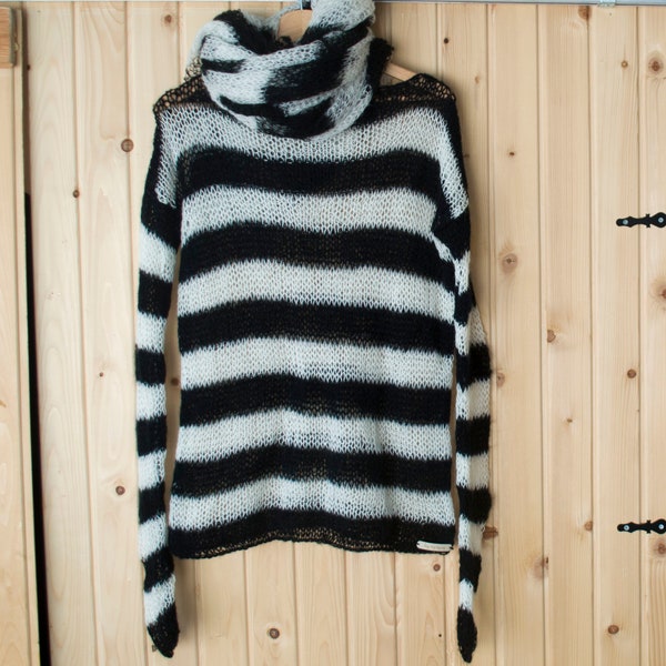 Schwarz Weißer Punk Pullover, Gestreifter Grunge Pullover, Gestreifte Lange Ärmel Unter einem Tshirt, Mohair Pullover für Boho Punk Kleidung von myAqua