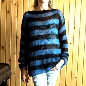 Blauw zwart gestreepte mohair trui, los gebreide grunge trui, extra lange mouw doorzichtige gestreepte punk mohair trui, niet-binaire kleding