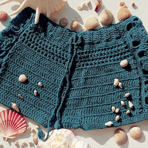 Gehaakte short groenblauw, laag getailleerde strandkleding, short met bloemen oma vierkant paneel