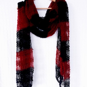 Bufanda de mohair a rayas burdeos y negras, accesorio de invierno gótico grunge punk con rayas negras y rojo oscuro, bufanda bohemia de punto holgado muy larga para cosplay.