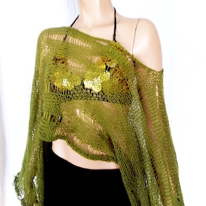 Schicker und bequemer, locker gestrickter Mohair-Pullover mit großen Glockenärmeln; Olivgrün durchsichtiger schulterfreier Pullover für den Lagenlook
