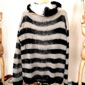 Suéter de mohair punk a rayas góticas, jersey grunge a rayas negras y grises, jersey a rayas no binarias, regalo para fanáticos del terror, niños de los 90, emo mayor