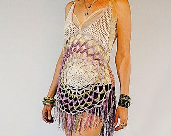 Top de ganchillo con mandala y flecos, camiseta sin mangas estilo boho con tirantes finos para festivales, ropa de playa estilo boho de los 70 con flecos, color lavanda, morado y gris.