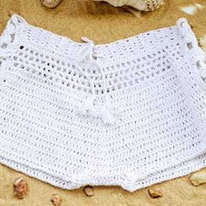 Crochet Strand Shorts, Sommer Shorts mit Spitze am Pool, Weiße Booty Shorts, Feminine Festival Shorts mit niedriger Taille mit floralen Oma Seitenteil