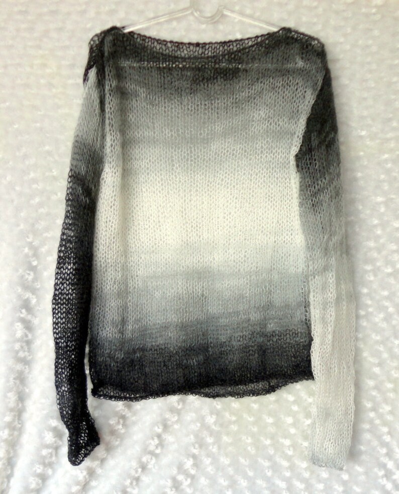 Suéter grunge con hombros descubiertos en blanco y negro _ Jersey de gran tamaño _ Gótico _ Pastel Goth _ Steampunk, de myAqua imagen 5