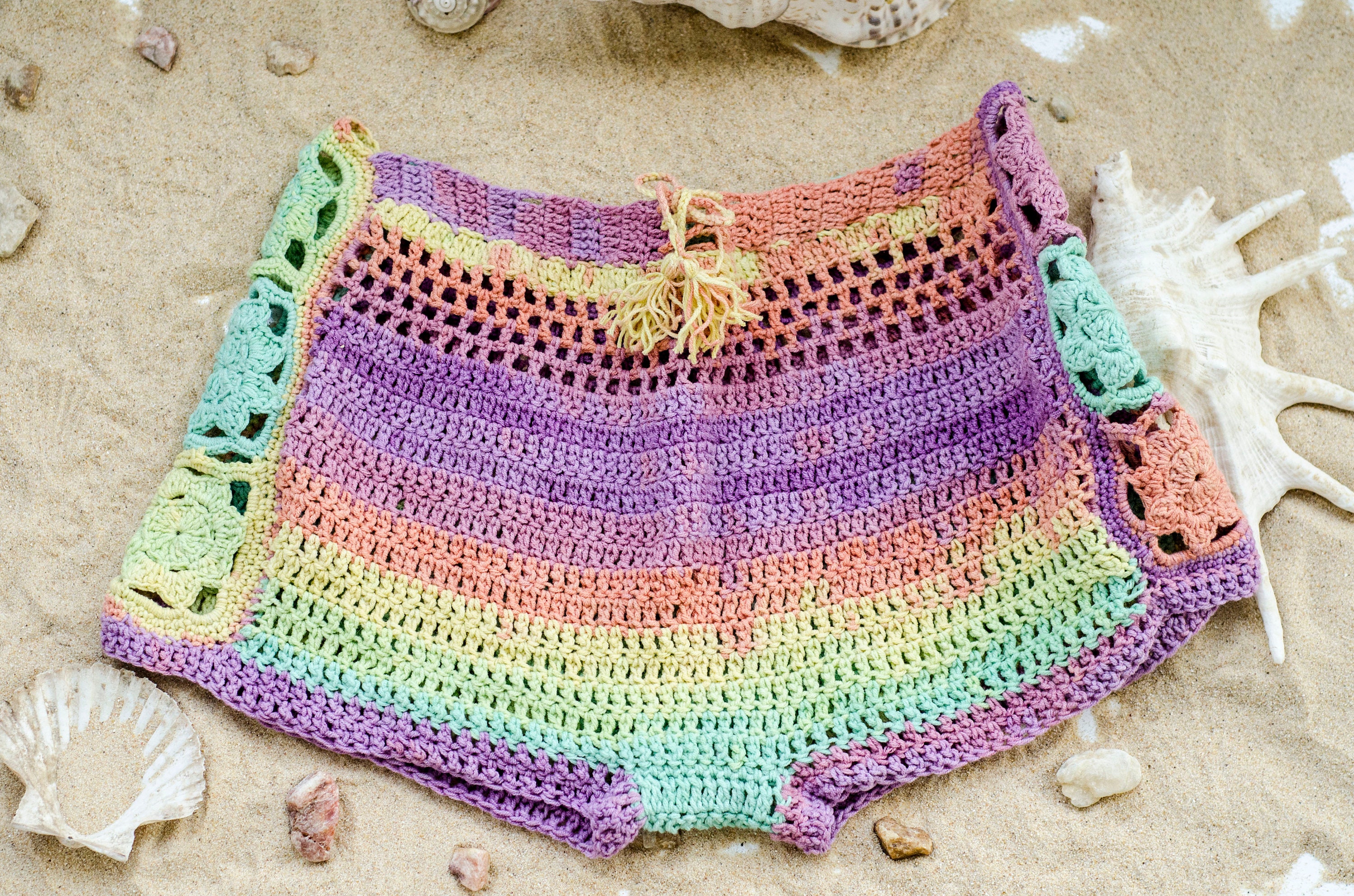 Pantaloncini all'uncinetto, pantaloncini da spiaggia boho, pantaloncini a vita bassa stile anni '60, arcobaleno pastello, pantaloncini disco anni '60, pantaloni all'uncinetto pastello