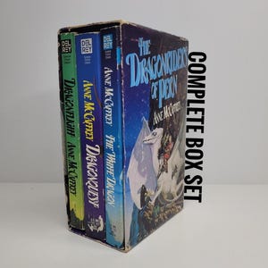 Zestaw pudełkowy DragonRiders of Pern autorstwa Anne McGaffrey, Zestaw książek vintage, DragonFlight, DragonQuest, Biały smok, Książki science fiction