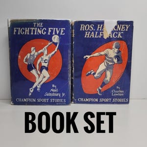 Puede incluir: Un conjunto de dos libros antiguos de tapa dura con cubiertas azules e ilustraciones rojas. El primer libro se titula "The Fighting Five" y el segundo libro se titula "Ros. Hackney Half Back". Ambos libros forman parte de la serie "Champion Sport Stories".