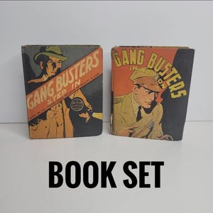 Può includere: Un set di due libri vintage "Gang Busters". Le copertine presentano illustrazioni di uomini con cappelli e abiti, con il titolo in grassetto. Il testo "Step In" e "In Action" è visibile. Le parole "Book Set" sono in basso.