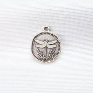 Libelle Münze Charm Doppelseitig Antikes Silber überzogen Natur Anhänger 28 x 24 mm SF878M37
