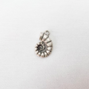 Ammonit snäckskal berlock antikt silver havshänge smyckesök 22 x 14 mm SF221M37
