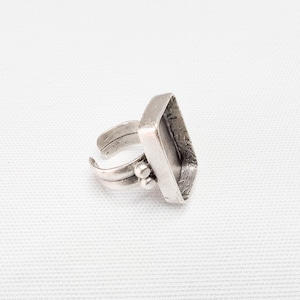 Pierścień prostokątny, 25 x 18 mm, głęboka oprawa, antyczne srebro, regulowany, mosiądz SF595M33