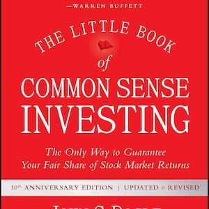 Può includere: Una copertina di libro rosso brillante intitolata The Little Book of Common Sense Investing di John C. Bogle. Il testo include una citazione di Warren Buffett, il sottotitolo The Only Way to Guarantee Your Fair Share of Stock Market Returns e 10th Anniversary Edition.