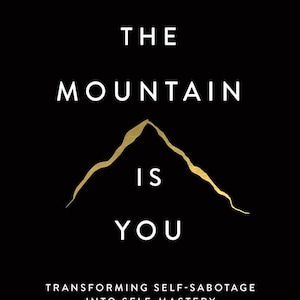 Op de afbeelding: Een zwarte boekomslag met witte tekst: The Mountain Is You, Transforming Self-Sabotage Into Self-Mastery door Brianna Wiest. Een gouden bergafbeelding staat tussen de woorden Mountain en Is. Een citaat van Jenna Black staat bovenaan.