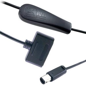 Può includere: Un gruppo di cavi elettronici neri dotato di un modulo di controllo in linea rettangolare con il testo RNT in rilievo e un'icona stilizzata, un blocco connettore rettangolare con serracavo a coste e un piccolo connettore a spina.