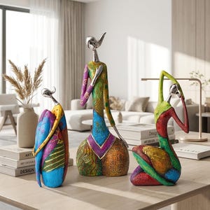 Pode incluir: Três esculturas abstratas com forma humana, cabeças prateadas e corpos texturizados coloridos em tons de azul, verde, amarelo e vermelho. As figuras estão em posições diferentes, apresentando padrões geométricos intrincados e superfícies vibrantes e multicoloridas.