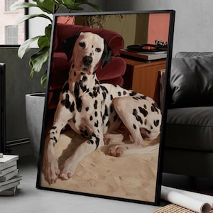 Könnte beinhalten: Ein gerahmter Wandkunstdruck mit einem realistischen Gemälde eines weißen Dalmatinerhundes mit schwarzen Flecken, der auf einer hellen Oberfläche liegt. Der Hund ist vor einem dunkelroten Sessel und einem Holztisch mit Plattenspieler platziert.