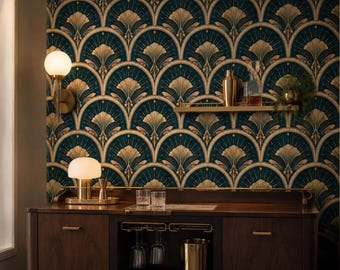 Puede incluir: Un mueble bar de madera oscura con detalles en metal dorado, con un estante superior que sostiene una coctelera y un decantador dorados. La pared tiene papel tapiz con patrón de abanicos en azul verdoso y oro, con dos lámparas esféricas.