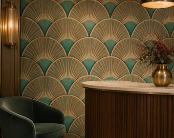 Puede incluir: Un sillón de terciopelo verde oscuro con estructura de metal dorado se sitúa junto a un mostrador de recepción de madera curvada con encimera de mármol blanco. La pared presenta un patrón repetitivo en forma de abanico en verde azulado, oro y crema.