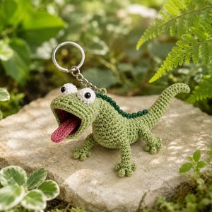 Patrón de ganchillo para llavero de lagartija verde, tutorial en PDF para colgante de gecko amigurumi para bolso.