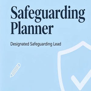 Puede incluir: Una cubierta de planificador azul claro con texto azul oscuro que dice Safeguarding Planner y Designated Safeguarding Lead. La cubierta presenta iconos de líneas blancas de un lápiz, un escudo con una marca de verificación y un libro abierto.