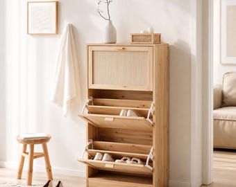 Zapatero de madera maciza de 3 niveles con puerta abatible, estante de almacenamiento de zapatos estrecho para pasillo o entrada, organizador de zapatos de madera natural de estilo escandinavo.