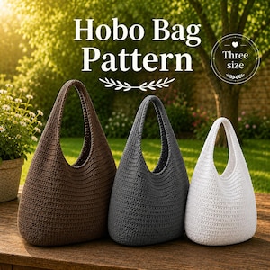 Peut inclure: Trois sacs hobo crochetés en marron, gris foncé et blanc, chacun doté d'une anse intégrée unique et d'un motif de points texturé. Le texte "Hobo Bag Pattern" et "Three size" est affiché au-dessus des sacs en lettres blanches.