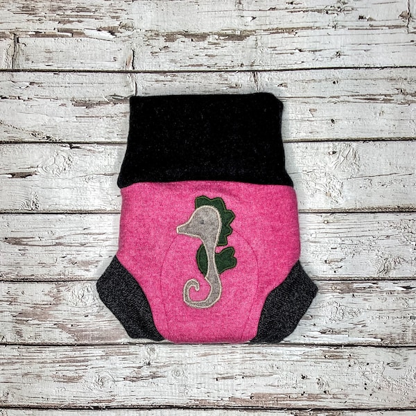 Stoffwindelhülle aus upcycling Wolle, Zero Waste - pink mit Seepferdchen Applikation - Größe small 3-6M