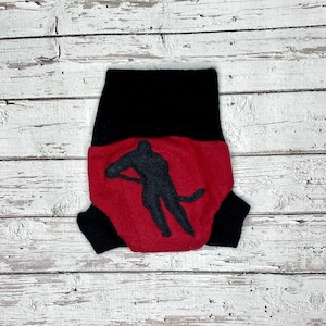 Stoff-Windelhülle, weiche upcycled Wolle Soaker, Stoff-Windelhülle, mit hinzugefügtem Doubler - rot und schwarz mit einem Hockeyspieler - Größe Neugeborene 0-3 M