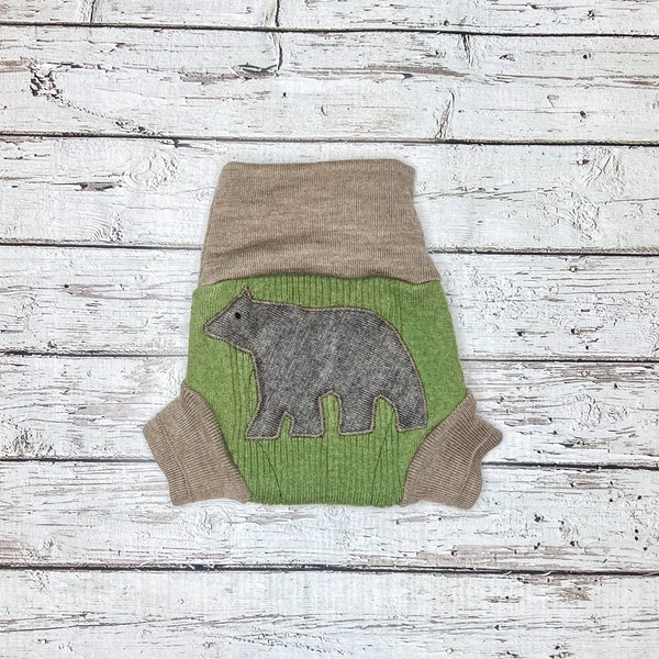 Cloth diaper cover, merino wool diaper with added doubler in the wetzone - green and beige with a bear appliqué - size newborn 0-3M