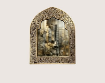 Handgemaakte messing wandspiegel, Marokkaanse boogspiegel, decoratieve sierspiegel voor een elegant interieur.