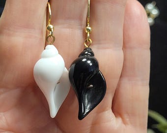 Mismatched Seashell Dangle Earrings – Black & White, Gold Settings