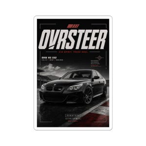Peut inclure: Un autocollant rectangulaire représentant une BMW M5 E60 noire sur un circuit. Le texte OVRSTEER apparaît en grandes lettres blanches en haut, avec V10 SPIRIT, TRACK SOUL et des spécifications techniques en dessous. Design avec des accents rouges.